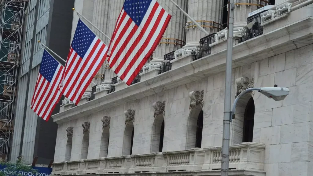 Bolsas de NY Iniciam o Dia em Queda: Impactos do Shutdown em Foco