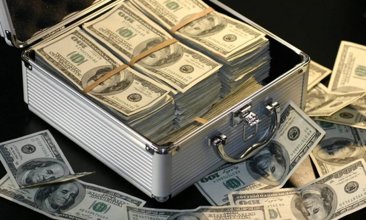 Dólar à vista se valoriza na abertura com influência das bolsas internacionais
